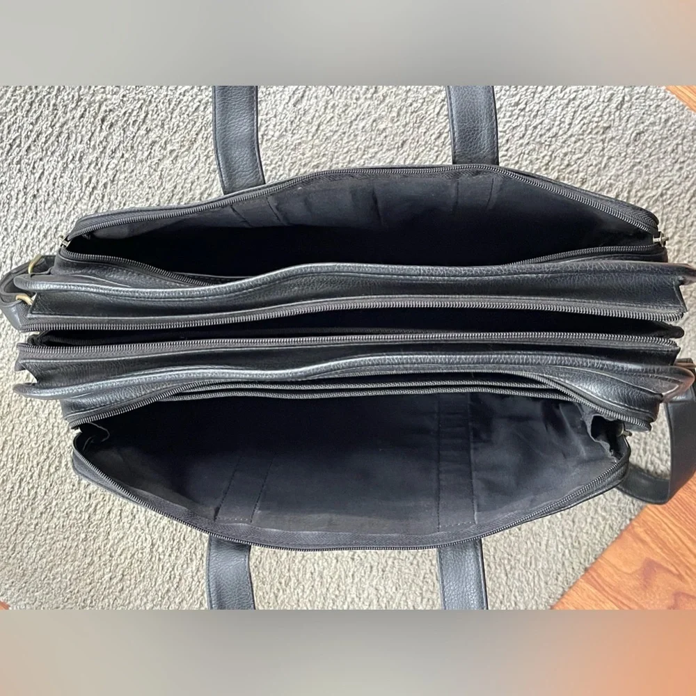 LAPTOP BRIEFCASE/ATTACHE/BOOKBAG! Hand or shoulder straps. Black Faux Leather.